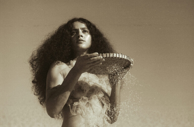 Tori apresenta o show “Areia e Voz ao vivo” no Rio de Janeiro