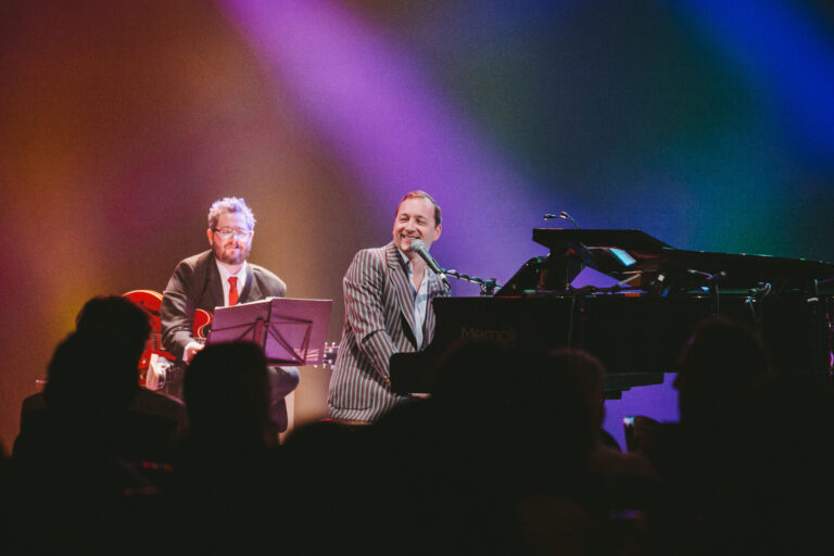 Festa da Música em São Paulo recebe o cantor francês Aymeric com clássicos da MPB