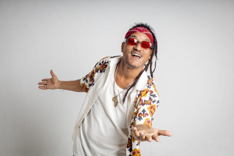 Helio Bentes aprofunda pesquisa em sonoridades africanas no single “Rei Do Meu Reino”