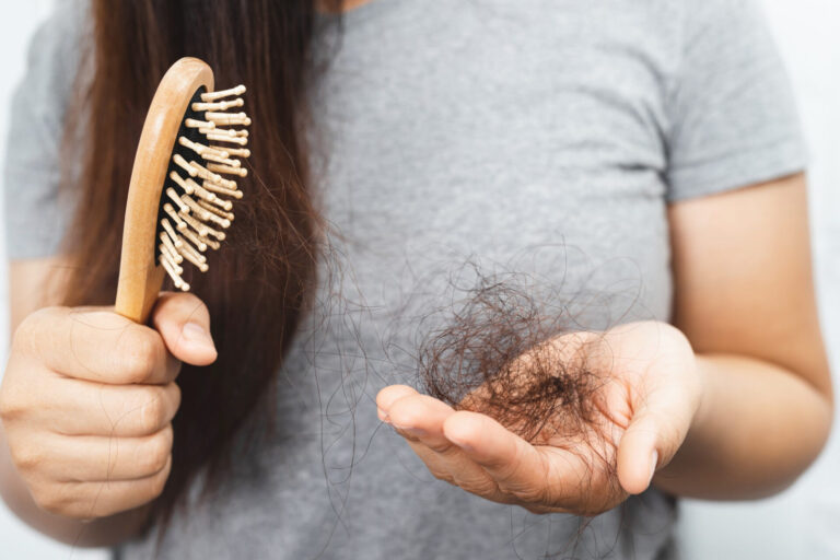 Queda de cabelo em jovens cresce e estresse e rotina puxada podem acelerar o problema