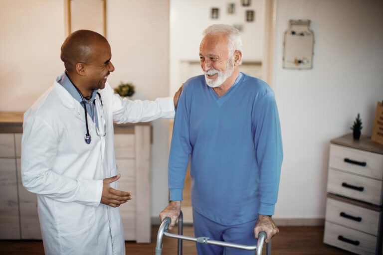 Inteligência artificial apoia médicos, mas não substitui avaliação geriátrica 