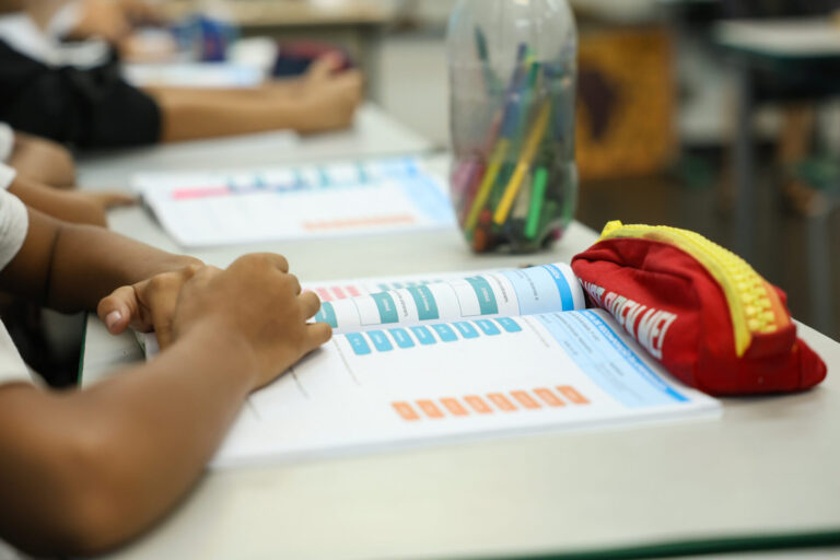 Programa de educação cidadã se espalha pelo país enquanto professores evitam temas em sala