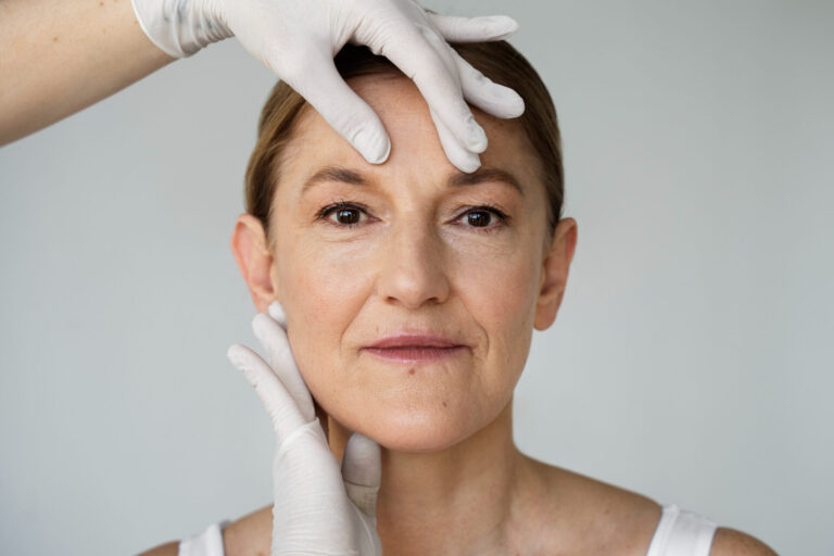 Dermatologia regenerativa ganha espaço ao tratar pele e cabelo além da estética