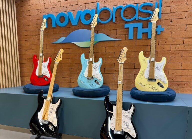 Promoção: Novabrasil presenteia ouvintes com 5 guitarras autografadas pelos Detonautas