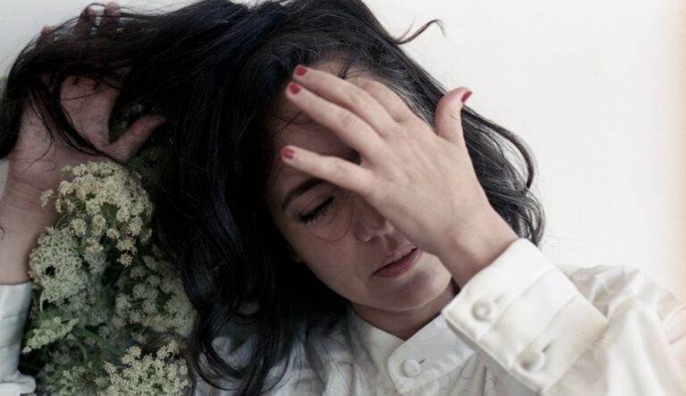 Tiê transforma os dilemas da vida adulta em canções no ‘Vozes da Vez’