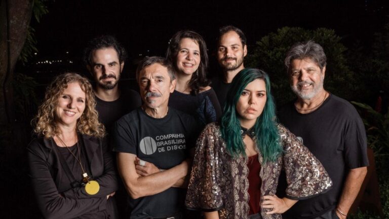 Sete Cabeças, a banda comandada por Charles Gavin e Luiz Brasil, apresenta o show “Revisitando Acústicos”