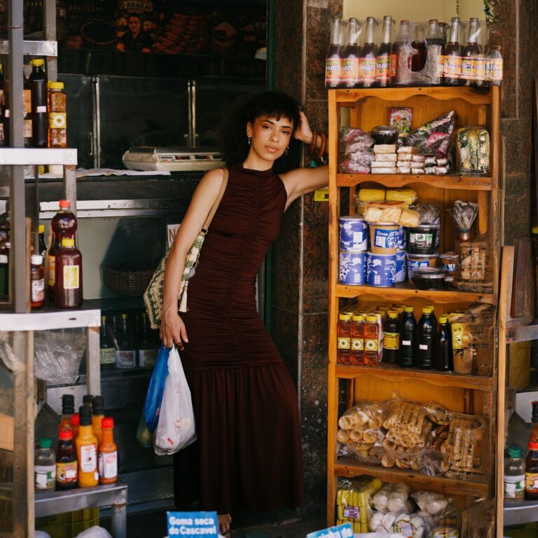 Bruna Black celebra as raízes da música brasileira em releitura de “Feira de Mangaio”