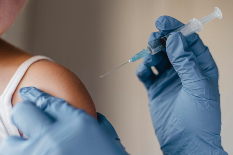 Mitos sobre a vacina contra HPV ainda dificultam a prevenção de cânceres evitáveis